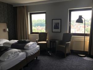 瓦埃勒瓦埃勒卡本酒店的酒店客房设有两张床和窗户。