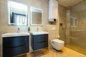 乌尔齐尼Continental Hotel的浴室配有卫生间、盥洗盆和淋浴。