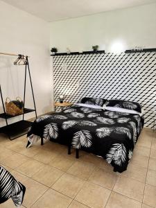 曼托瓦圣杰罗姆农场假日酒店的一间卧室配有一张带黑白色棉被的床