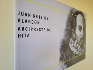 瓜达拉哈拉La Morada del Arcipreste的墙上一个男人的黑白照片