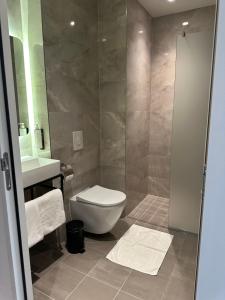 霍夫多普OZO Hotels Antares Airport的浴室配有卫生间、盥洗盆和淋浴。