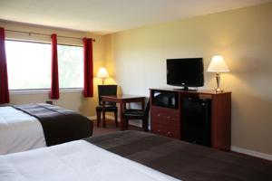 普里茅斯Shenandoah Inn, MAJOR CREDIT CARDS REQUIRED for check in的酒店客房设有两张床和一台平面电视。