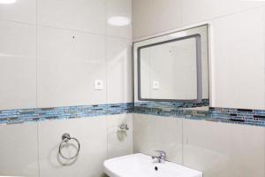 MatolaMatola View Residence的白色的浴室设有水槽和窗户。