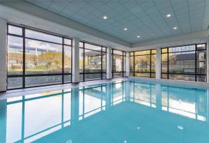 霍夫多普史基浦A4凡德瓦克酒店的享有大楼景致的游泳池