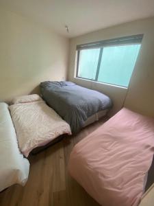 Dublin Airport Big rooms with bathroom outside room - kitchen only 7 days reservation客房内的一张或多张床位