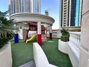 迪拜Stay in the Luxury Marina Crown Tower walk to Barasti Beach的一座高楼阳台的游乐场