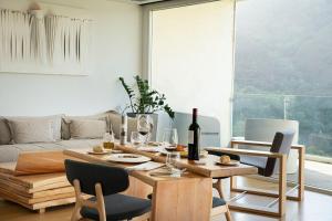 ArantzaArantza Hotela- Adults Only的客厅配有带葡萄酒瓶和椅子的桌子