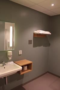 克里斯蒂安桑Hotel KRS的一间带水槽和镜子的浴室