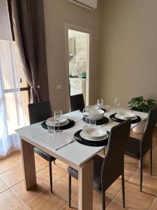 罗马Collina Fleming 32的餐桌、椅子和白色的桌子;