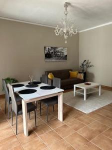 罗马Collina Fleming 32的客厅配有桌子和沙发