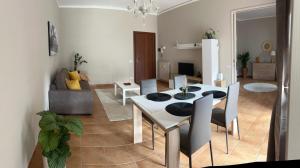 罗马Collina Fleming 32的客厅配有白色的桌子和椅子
