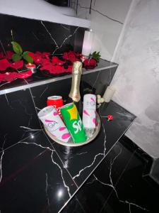 布加勒斯特Relax Regim Apartament的浴室设有红色花卉的黑色柜台