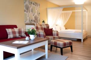 圣彼得奥尔丁Hotel Landhaus Ellerbrock的客厅配有沙发和1张床