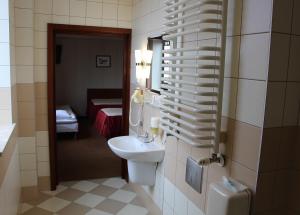 凯尔采凯尔采达尔酒店的一间带水槽和卫生间的浴室