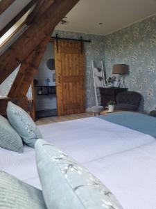 阿尔森Bed & Breakfast aan de Beek的卧室配有一张白色大床