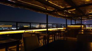 伊斯坦布尔KADIKÖY BRISTOL HOTEL的屋顶酒吧晚上配有桌椅