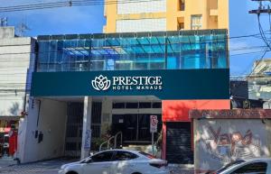 马瑙斯Plaza Prestige Hotel Manaus的带有标志的建筑,上面有声名狼藉的酒店警告