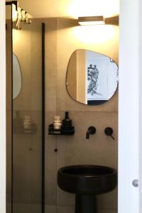 卡塔尼亚Sangiuliano Holiday Home的浴室设有黑色水槽和镜子