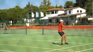 罗维尼Easyatent Safari tent Polari的两人在网球场打网球