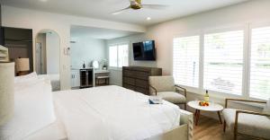 克利尔沃特Ivory Sands Beach Suites的一间带白色床的卧室和一间客厅