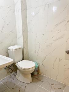 库萨达斯NESCLASS OTEL的白色的浴室设有卫生间和水槽。