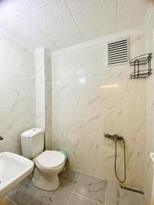 库萨达斯NESCLASS OTEL的白色的浴室设有卫生间和水槽。