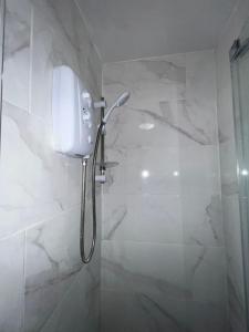 阿克斯桥OYO Greenway Stays的带淋浴的浴室,拥有白色的大理石墙壁