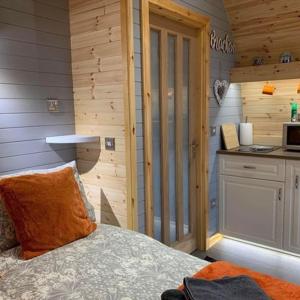 因弗内斯Daviot Luxury Pods的小屋内设有一间带床铺的卧室和厨房
