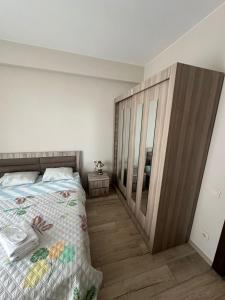 第比利斯Cozy Apartment - LEODORA的一间卧室配有一张床和一面大镜子