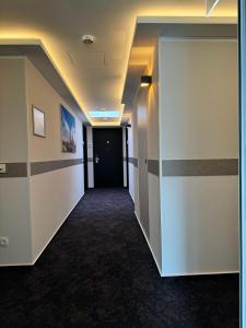 美因河畔法兰克福法兰克福城市天际线酒店的办公室大楼的走廊,带门条