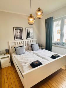 不莱梅Schönes 2-Zimmer-Apartment in Bremen, Findorff的卧室配有一张白色大床和两条毛巾