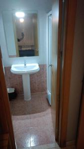 阿兰达德杜洛HOSTAL CEPA DE ORO的浴室设有白色水槽和镜子
