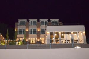 科托尔Residence Spa Apartments DUB的前面有灯的白色大建筑