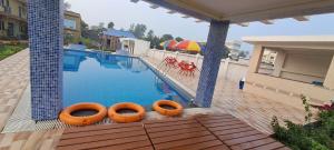 曼达莫尼Saikat Saranya Resort, Mandarmoni Beach的游泳池旁设有两个橙色充气管