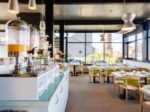 根特Budget Rooms by Ghent RIver的餐厅设有桌椅和窗户。