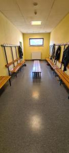 采尔特韦格INDOOR Camping Sportzentrum Zeltweg的更衣室设有木长椅和桌子