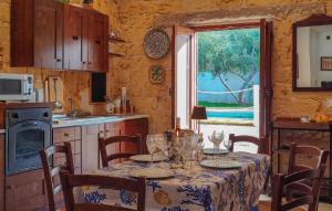 巴勒莫Pet Friendly Home In Palermo With Kitchen的一间带桌子的用餐室和一间厨房