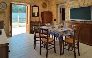 巴勒莫Pet Friendly Home In Palermo With Kitchen的一间带桌椅和电视的用餐室