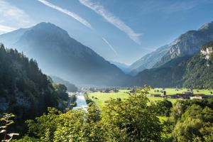 因内特基尔兴Schlafen im Fass - Schlaffass - Abenteuer - Romantik - Haslifass的享有山谷、河流和山脉的美景。