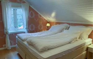 Amazing Home In Eiksund With Kitchen的窗户客房内的一张大白色床