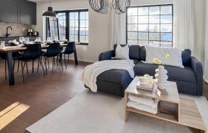 伊德勒Awesome Apartment In Idre With House A Panoramic View的客厅配有蓝色的沙发和桌子