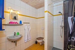 于克里茨Herzmuschel的一间带水槽和卫生间的浴室