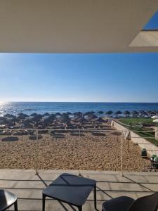 特拉帕尼Baia dei Mulini Resort & Spa的享有带椅子和遮阳伞的海滩美景