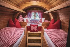 因内特基尔兴Schlafen im Fass - Schlaffass - Abenteuer - Romantik - Haslifass的木屋内设有一间带两张床的卧室
