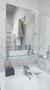 塔什干Mountain View One的白色的浴室设有水槽和镜子