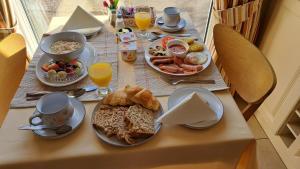 阿达拉Hillhead House的一张桌子,上面有早餐食品和饮料