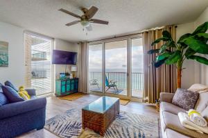 巴拿马城海滩Majestic Beach Resort Tower 1 #915的带沙发和吊扇的客厅