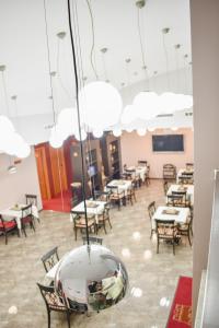 斯科普里Hotel Hamburg的一间带桌椅和大镜子的用餐室