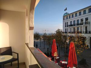 宾茨Hotel Esplanade & Aparthotel Rialto的阳台享有街道和建筑的景致。