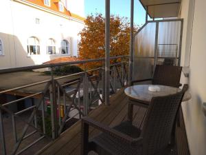 宾茨Hotel Esplanade & Aparthotel Rialto的阳台配有桌椅。